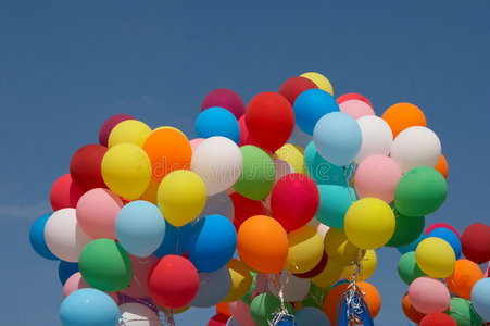 深蓝天空中的彩色气球1