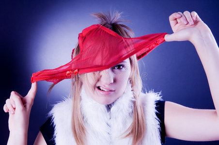 头上穿着内裤的情绪化女孩照片