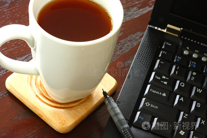 笔记本电脑和咖啡