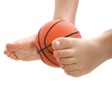 两脚之间的篮球照片