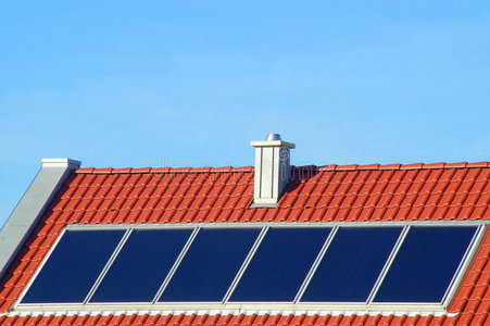 新屋顶上的太阳能电池板
