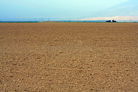泥土地和天空的风景照片