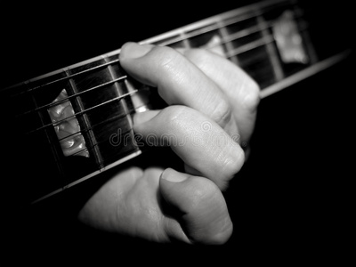 吉他演奏者竖板演奏黑色和弦