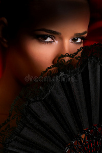 眼睛与接触镜应用的特写美丽的女性眼睛,极长的睫毛,黑色的衬里化妆