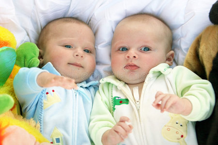 两个双胞胎男婴