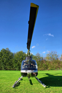 草地上的小型私人直升机图片