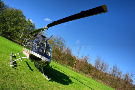 草地上的小型私人直升机照片