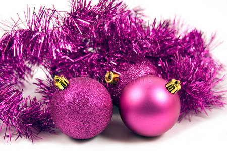 白色背景上的紫丁香圣诞装饰