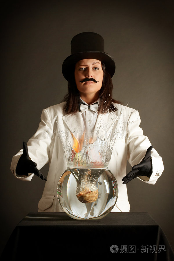 戴黑礼帽的魔术师