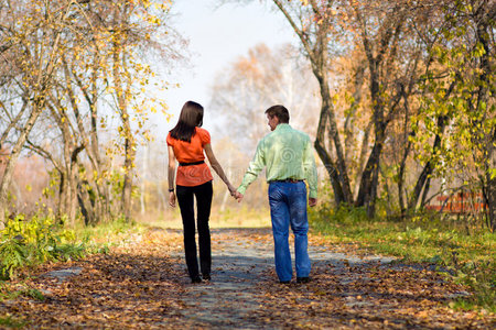 在公园散步的年轻夫妇