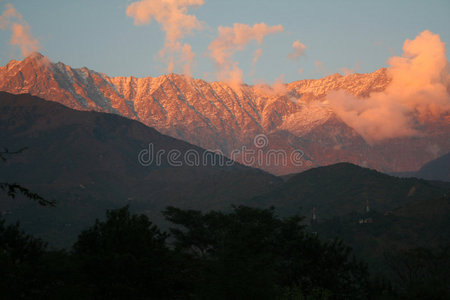 喜马拉雅山脉白雪皑皑的日落