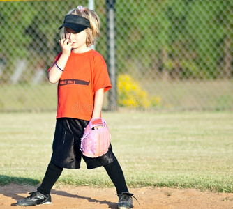 年轻垒球运动员女孩