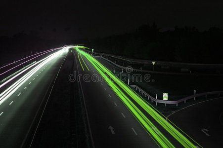 夜间有行驶且灯光模糊的道路