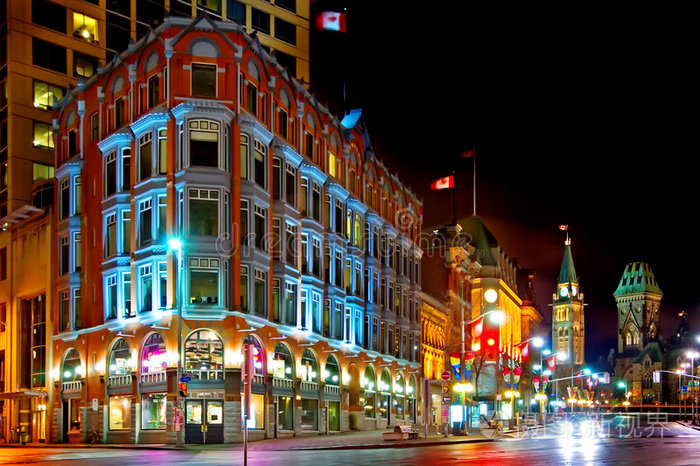 夜光华盛顿特区史密森艺术工业大厦马萨诸塞州议会和平大厦-红色