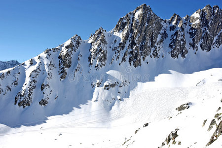 滑雪道山景