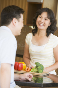 夫妻俩一起做饭