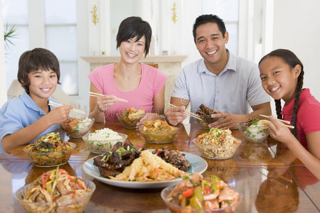 吃饭一家人一起用餐一家人一起用餐一家人一起用餐两个兄弟们吃寿司