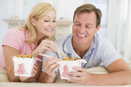 夫妻俩一起吃外卖,一起吃饭照片