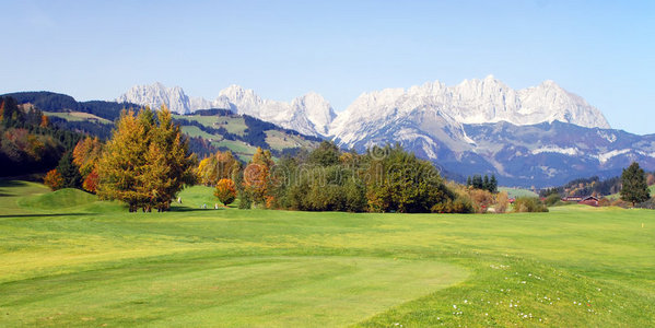 奥地利kitzbuhel的草原和山脉