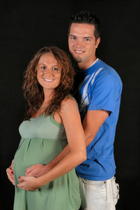 幸福怀孕夫妇的画像。