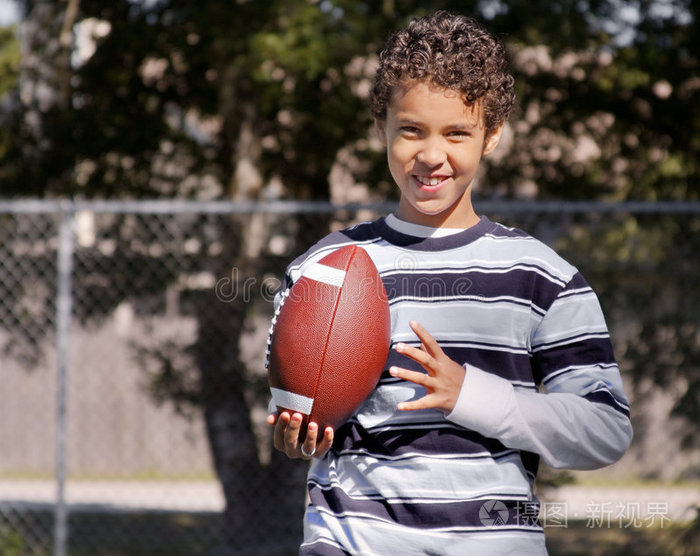 踢足球的小男孩