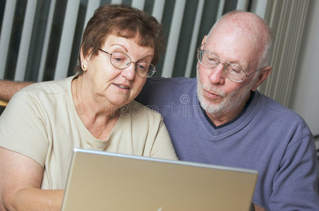 使用笔记本电脑的老年人