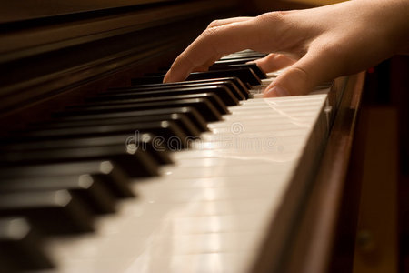 弹钢琴手按琴键