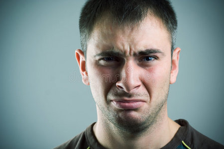 表示厌恶的男人.照片