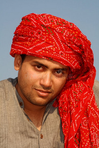 戴红头巾的年轻人图片