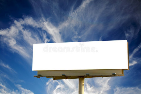 空的广告牌和蓝色的云景图片