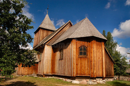 波兰乡村的木制老式教堂