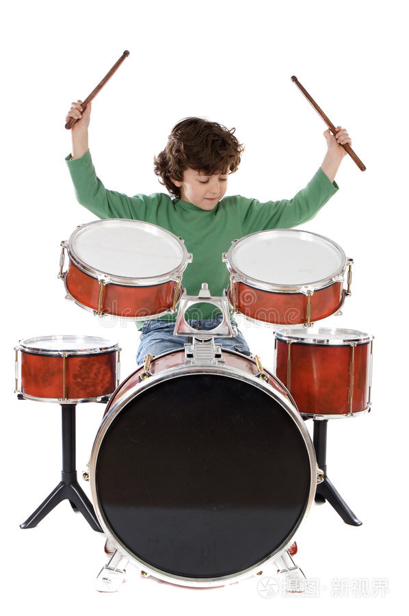 打鼓的漂亮男孩