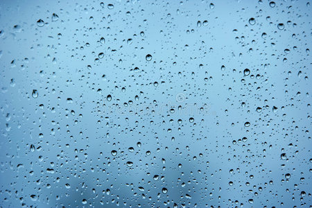 暴风雨时窗户上的雨滴照片