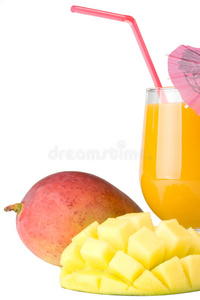 新鲜芒果和一杯芒果汁图片