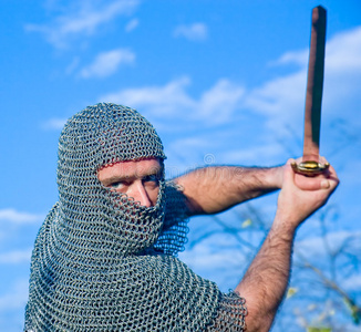 披甲持剑的骑士照片