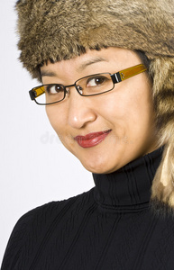 戴浣熊帽的亚洲女人