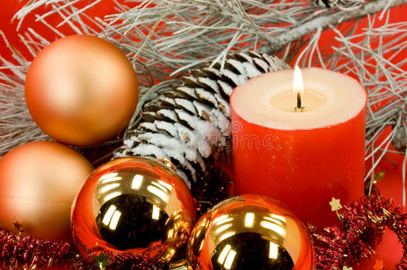 用球和点燃的蜡烛装饰圣诞节图片