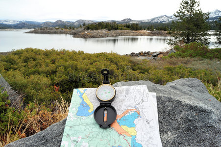 指南针，地图和湖泊