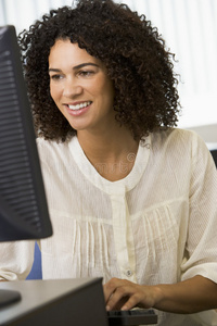 在电脑上工作的中年妇女