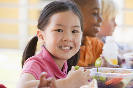 幼儿园孩子吃午饭