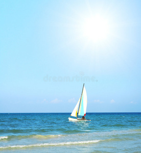 大太阳和帆的海滩景色