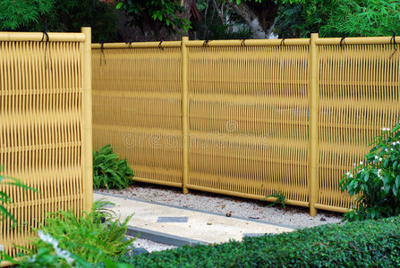 斜倚篱笆图片-斜倚篱笆素材-斜倚篱笆插画-摄图新视界