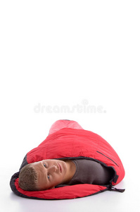年轻人用红色睡袋盖住自己