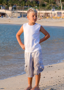 海滩上的男孩左顾右盼着湿裤子
