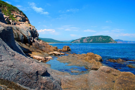 美丽的海景，岩石和湛蓝的天空