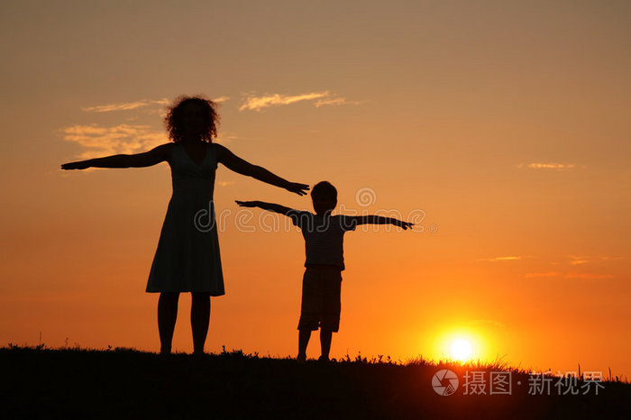 母亲和儿子在日落伸展照片-正版商用图片0hziud-摄图新视界