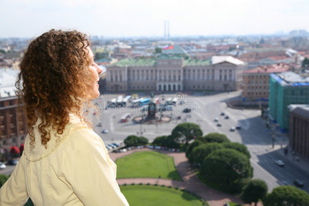 女孩看着圣彼得堡