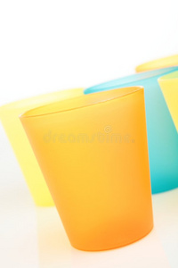 橙色的塑料杯