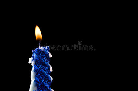 特写镜头蓝色蜡烛被隔离在黑色上