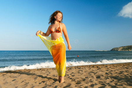 在海滩上放松的好女孩